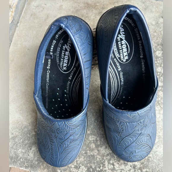 Navy Embossed Slip-On Shoes by Easy Street Lyndee Slip Resistant clogsSz-7.5W. L - Picture 11 of 13